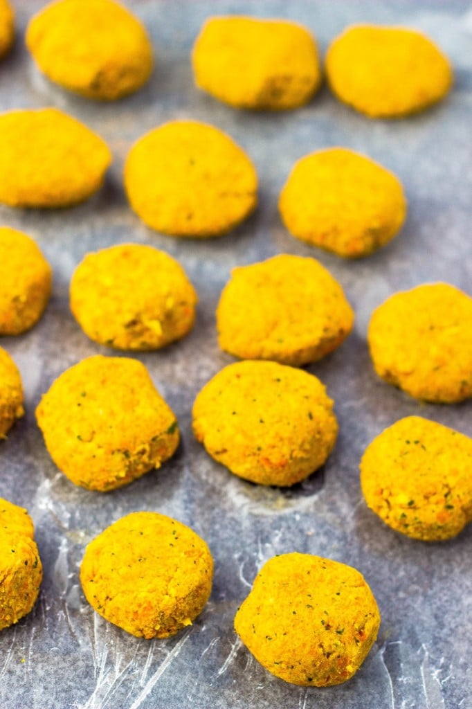 Roasted Carrot Falafel Salad with Citrus Tahini Dressing. Light, fresh, and delicious! #glutenfree #lunch