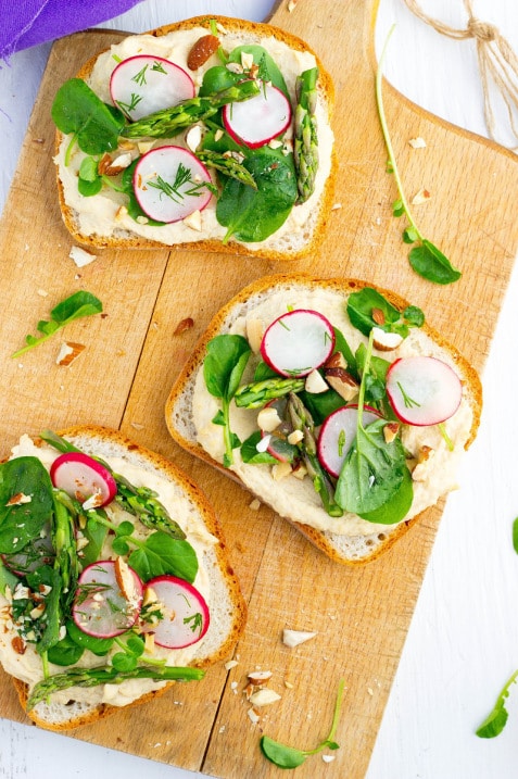 Fresh-Spring-Toasts-with-Hummus-31641