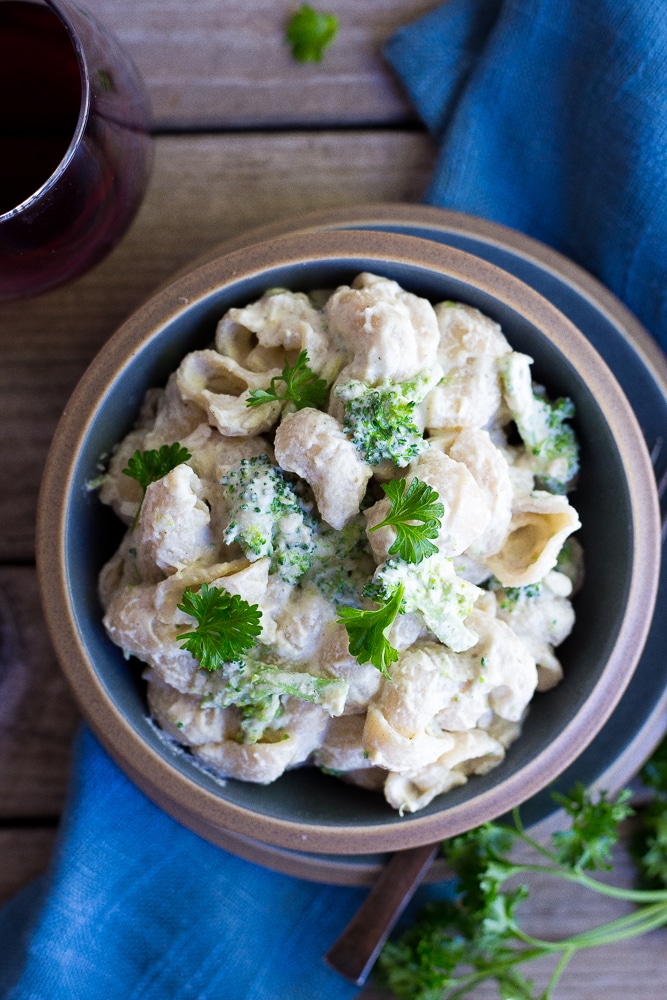 This Creamy Vegan Alfredo is a delicious and healthy alternative that everyone will love! It's perfect for dinner and really easy to make! Can easily be made gluten free.