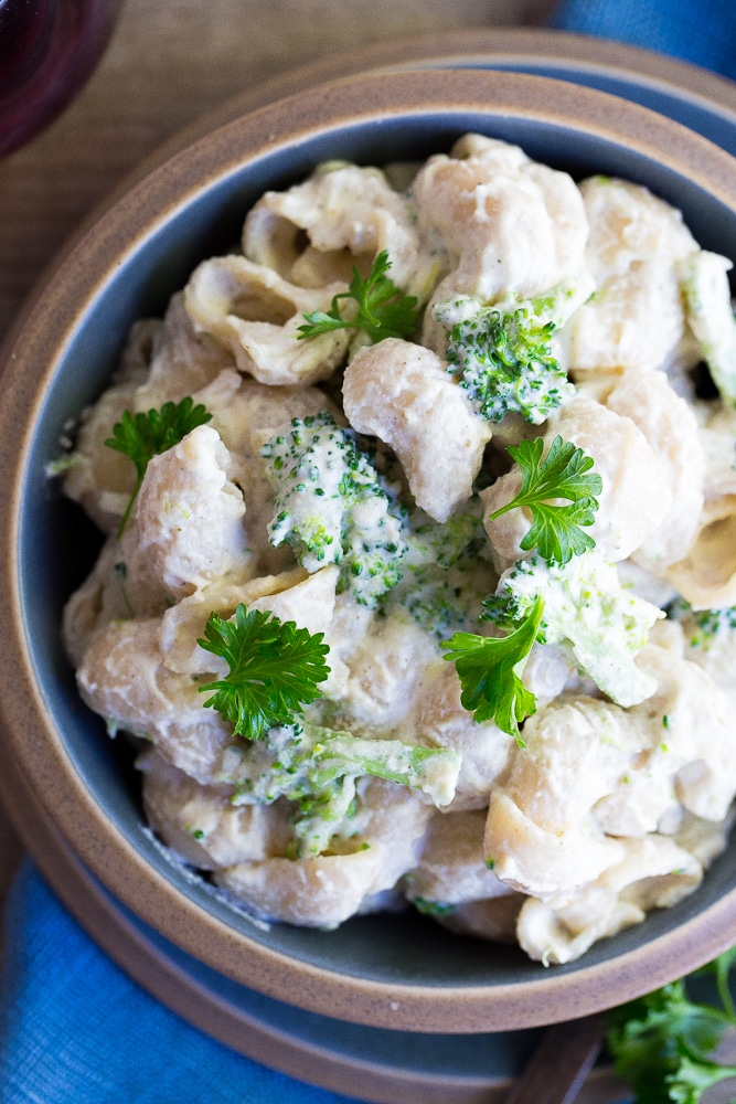 This Creamy Vegan Alfredo is a delicious and healthy alternative that everyone will love! It's perfect for dinner and really easy to make! Can easily be made gluten free.