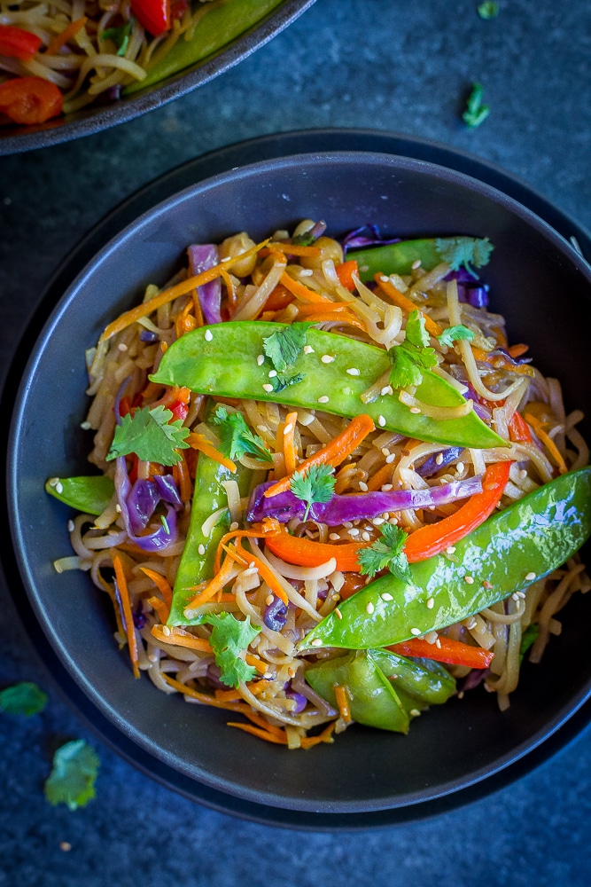 30 Minute Sesame Ginger Noodles with Vegetables- A quick, easy healthy and delicious Asian inspired vegan dinner recipe. Your family will be so impressed with this meal! Gluten Free/Vegan/Vegetarian/30 Minute Dinner