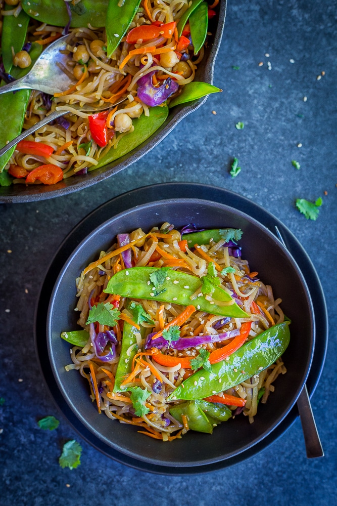 30 Minute Sesame Ginger Noodles with Vegetables- A quick, easy healthy and delicious Asian inspired vegan dinner recipe. Your family will be so impressed with this meal! Gluten Free/Vegan/Vegetarian/30 Minute Dinner