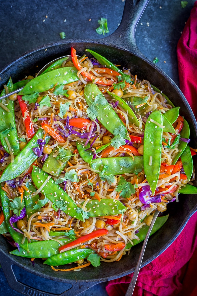 30 Minute Sesame Ginger Noodles with Vegetables- A quick, easy healthy and delicious Asian inspired vegan dinner recipe. Your family will be so impressed with this meal! Gluten Free/Vegan/Vegetarian/30 Minute Dinner