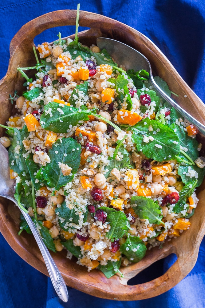 Winter-Quinoa-Salat in einer großen Holzschüssel mit zwei Löffeln