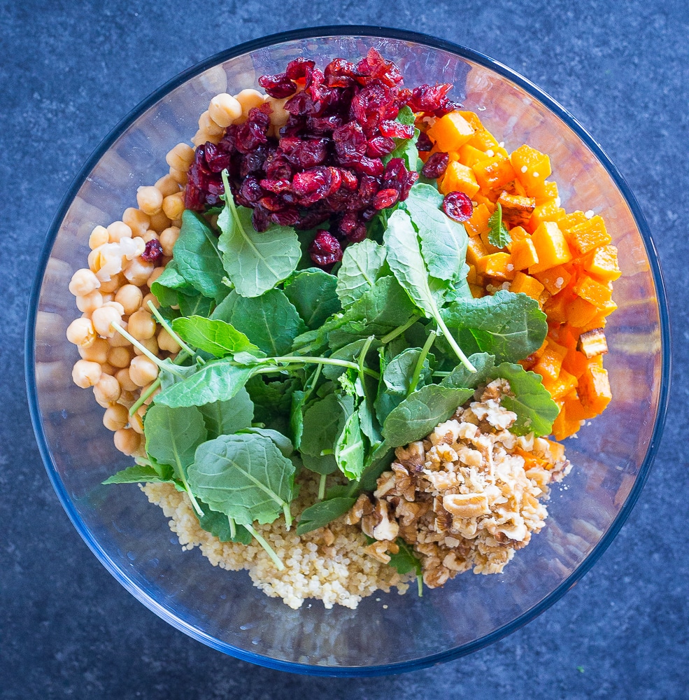 Bol d'ingrédients pour la salade de quinoa d'hiver