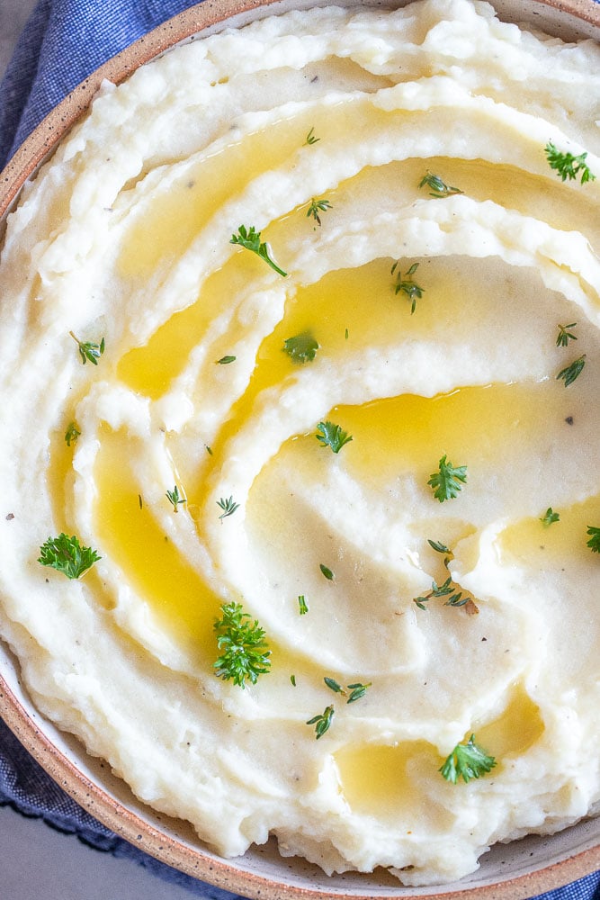 close up of a bowl of creamy mashed potatoes