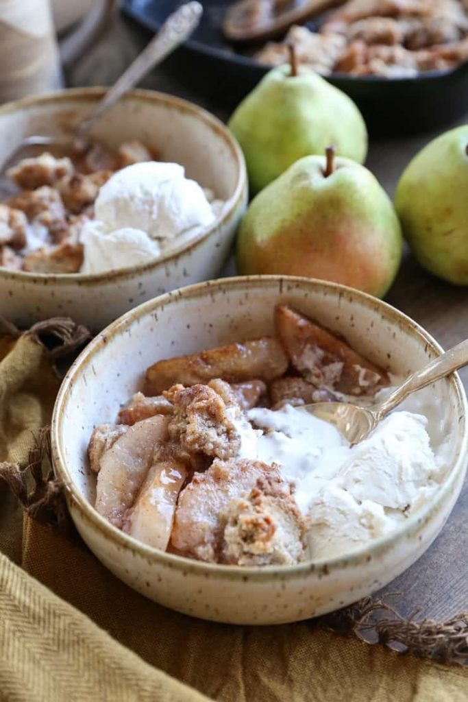 pear crumble in a bowl