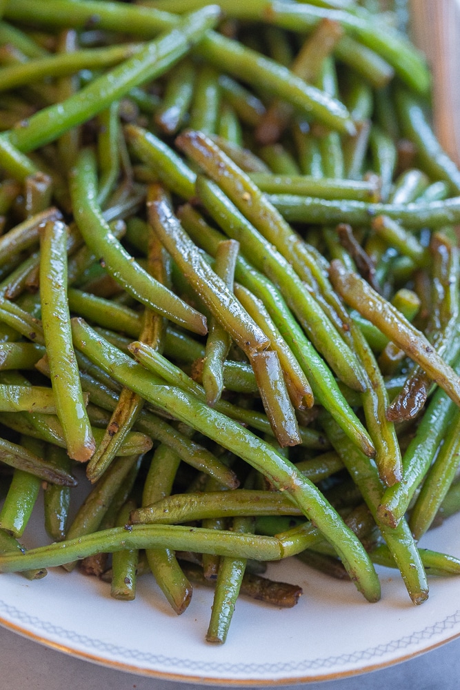close up of seasoned green beans