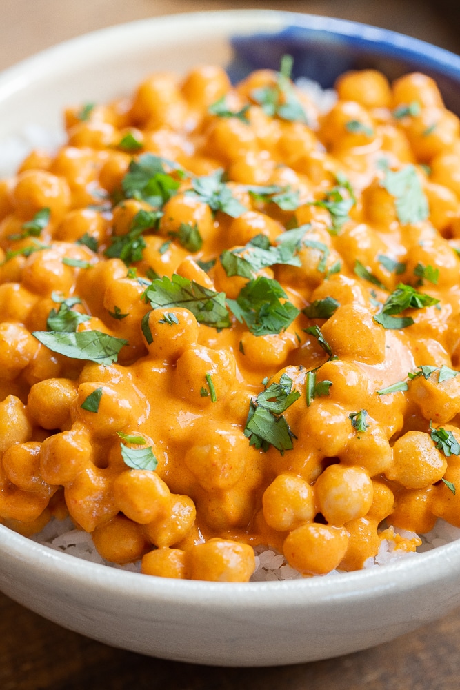 4-Ingredient Pink Curry Chickpeas – She Likes Meals