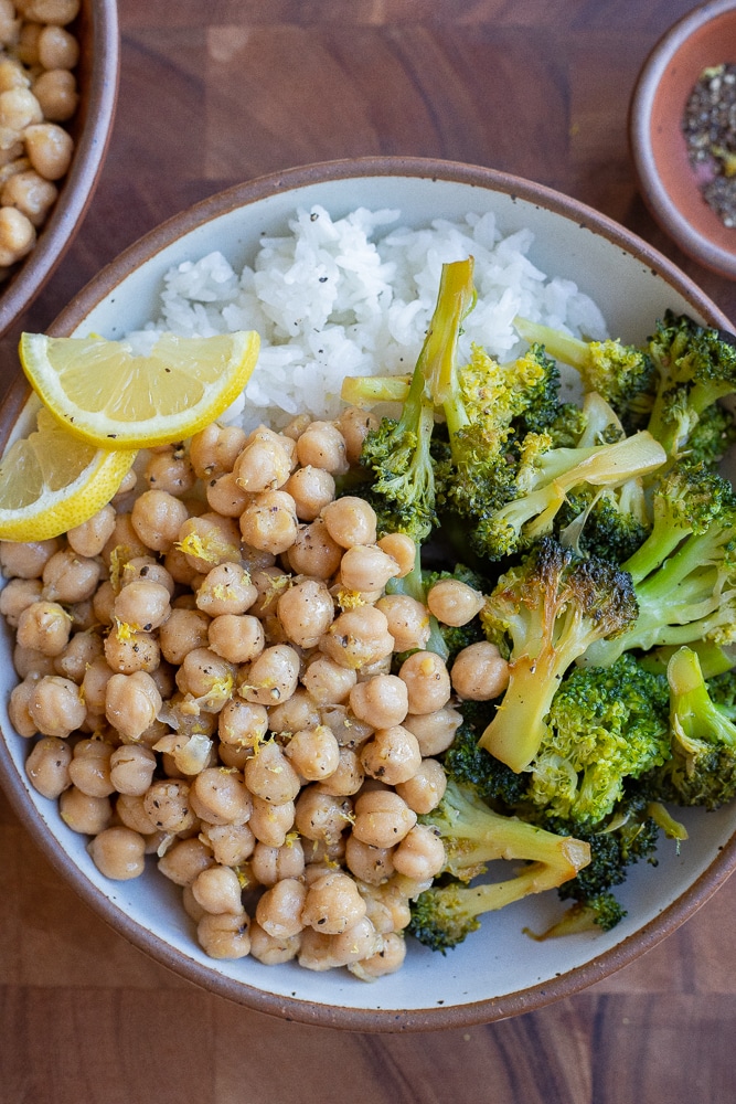 lemon pepper chickpeas ina bowl with rice and broccoli