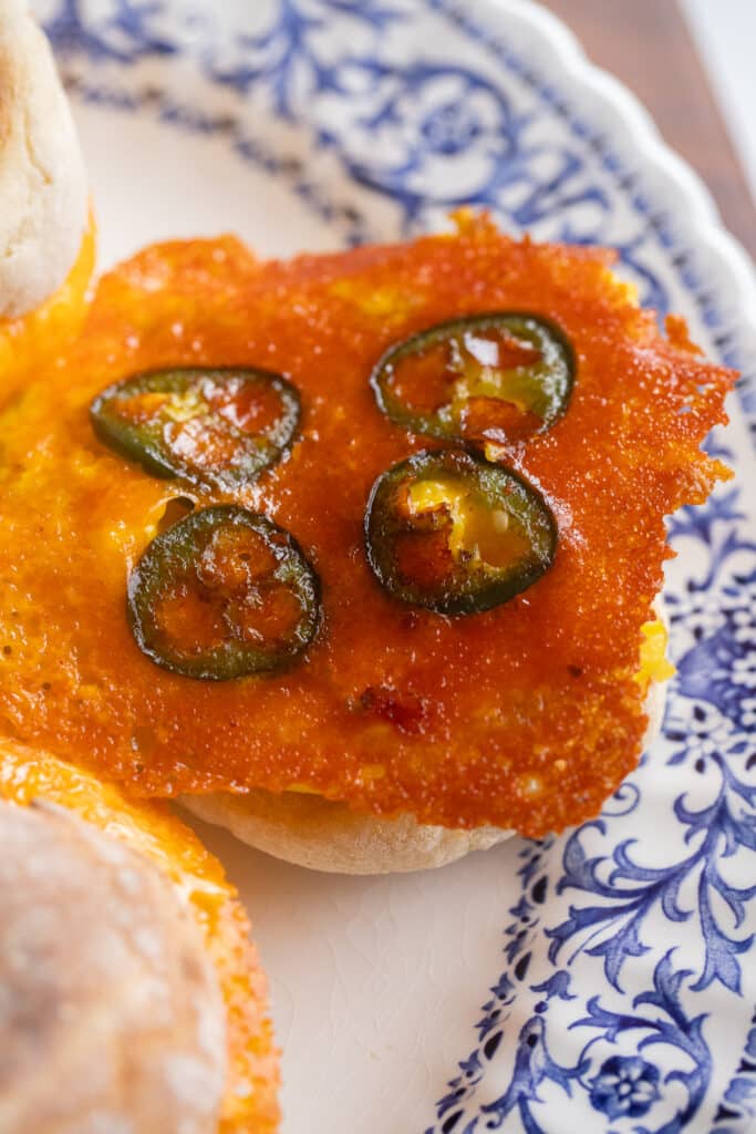 close up of the crispy cheese and jalapeños on top of the egg